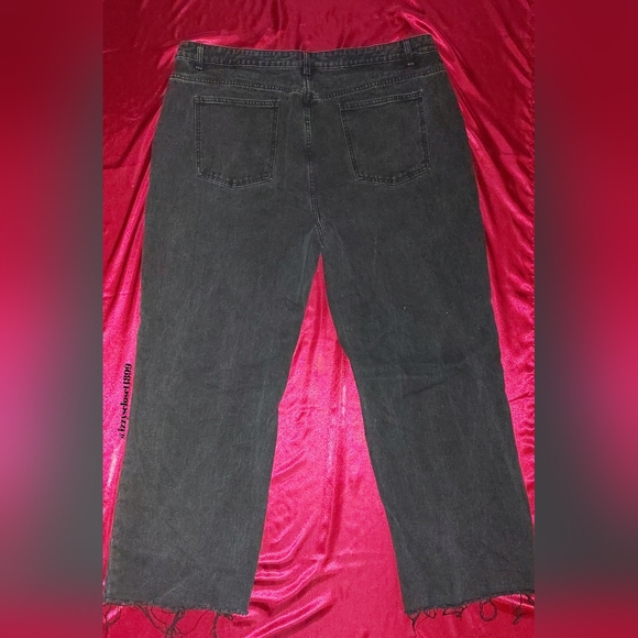 PrettyLittleThing Long Leg Straight Jeans with Distressed Hem in black - Picture 8 of 12